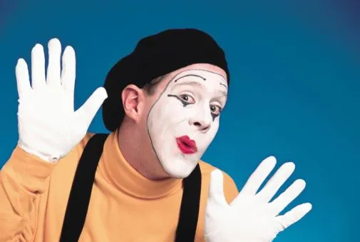 comunicación | Sentada en un pupitre de Primaria