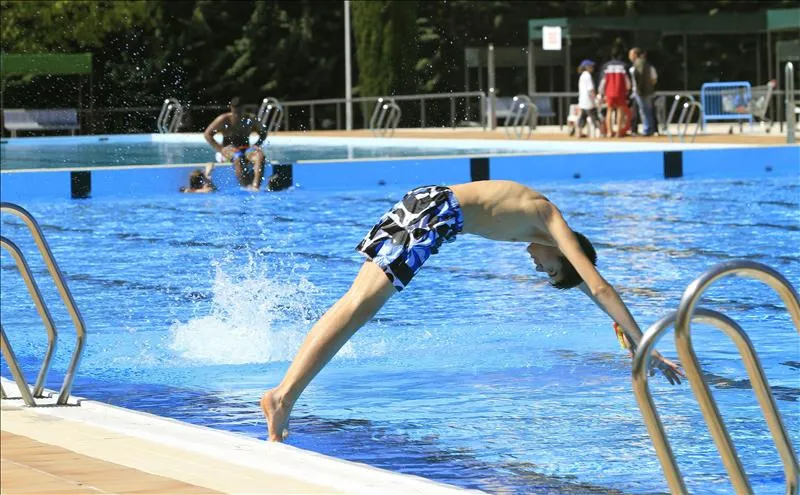 La Comunidad revisa la instalación eléctrica de las piscinas para ...