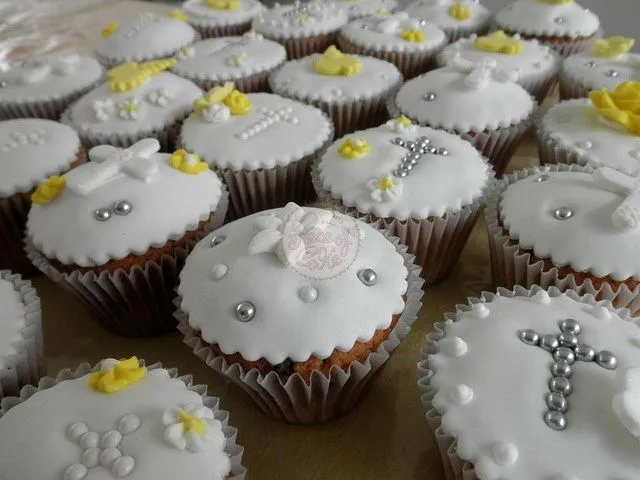 Comunión en fondant by Piece of Cake - Cupcakes! Buenos Aires ... Comunión en fondant by Piece of Cake - Cupcakes! Buenos Aires ...
