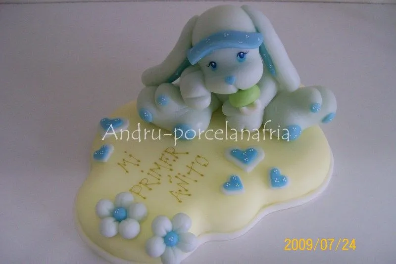 Tiernos conejitos para Primer añito sobre base de Porcelana Fría