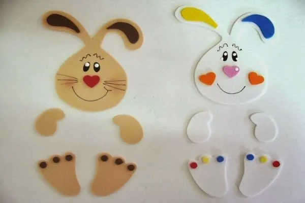 Conejo de pascua decorando una barra de chocolate con fomi ... Conejo de pascua decorando una barra de chocolate con fomi ...