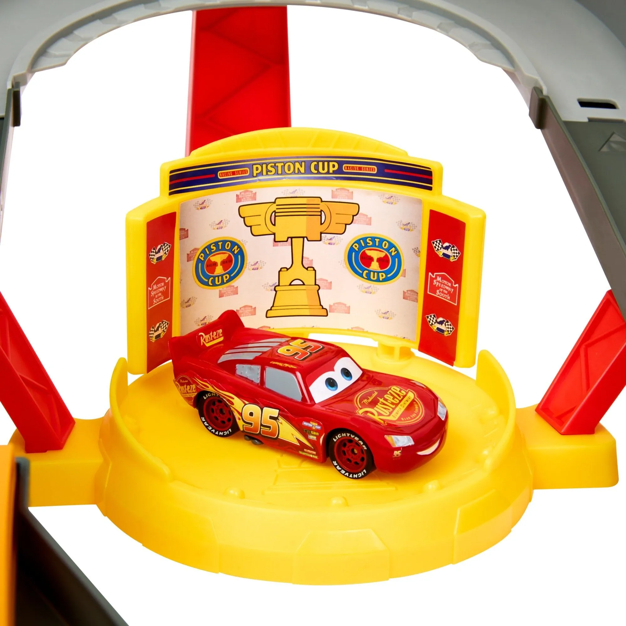Conjunto de juego Pista de carreras Copa Pistón de Disney Pixar Cars, conjunto de pista a escala 1:55 con coche de juguete | HPD81 | MATTEL Conjunto de juego Pista de carreras Copa Pistón de Disney Pixar Cars, conjunto de pista a escala 1:55 con coche de juguete | HPD81 | MATTEL