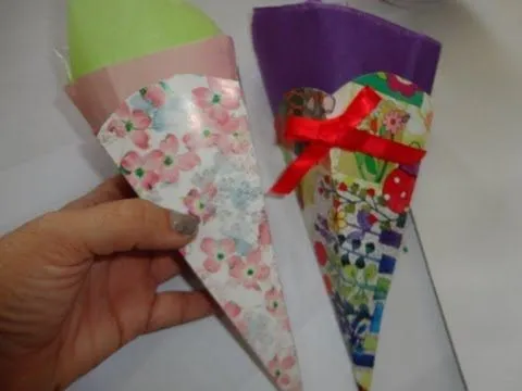 Cono o contenedores para dulces Diy - YouTube Cono o contenedores para dulces Diy - YouTube