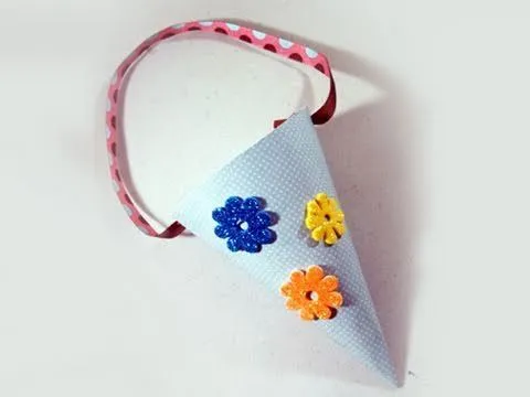 Cómo hacer un cono decorativo para dulces - YouTube