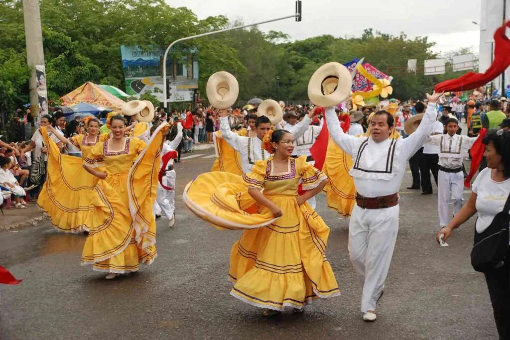 Conociendo Colombia: Trajes y bailes típicos de la región andina - Ruta Viajera Conociendo Colombia: Trajes y bailes típicos de la región andina - Ruta Viajera