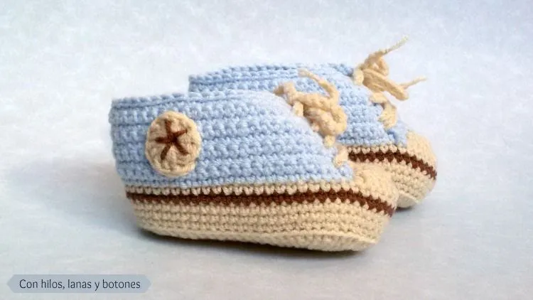 Converse de ganchillo para bebé | Con hilos, lanas y botones Converse de ganchillo para bebé | Con hilos, lanas y botones