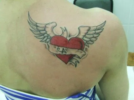 Tatuajes de corazones con alas - Imagui