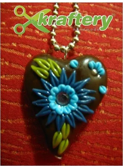 Corazón enteramente hecho de porcelana fría con flor azul como ...