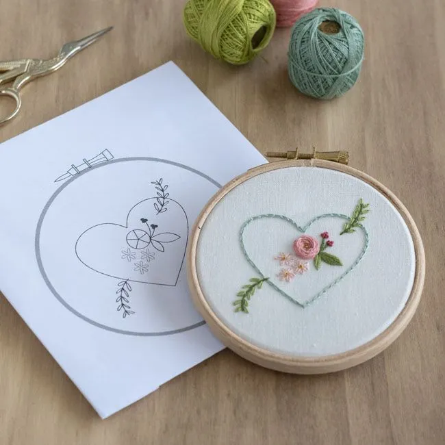 Corazón de Flores: Patrón Bordado Gratuito | Arorua Corazón de Flores: Patrón Bordado Gratuito | Arorua