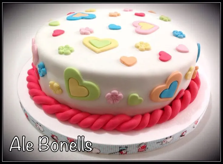 Corazones y flores en tonos pasteles para un cumpleaños infantil ... Corazones y flores en tonos pasteles para un cumpleaños infantil ...