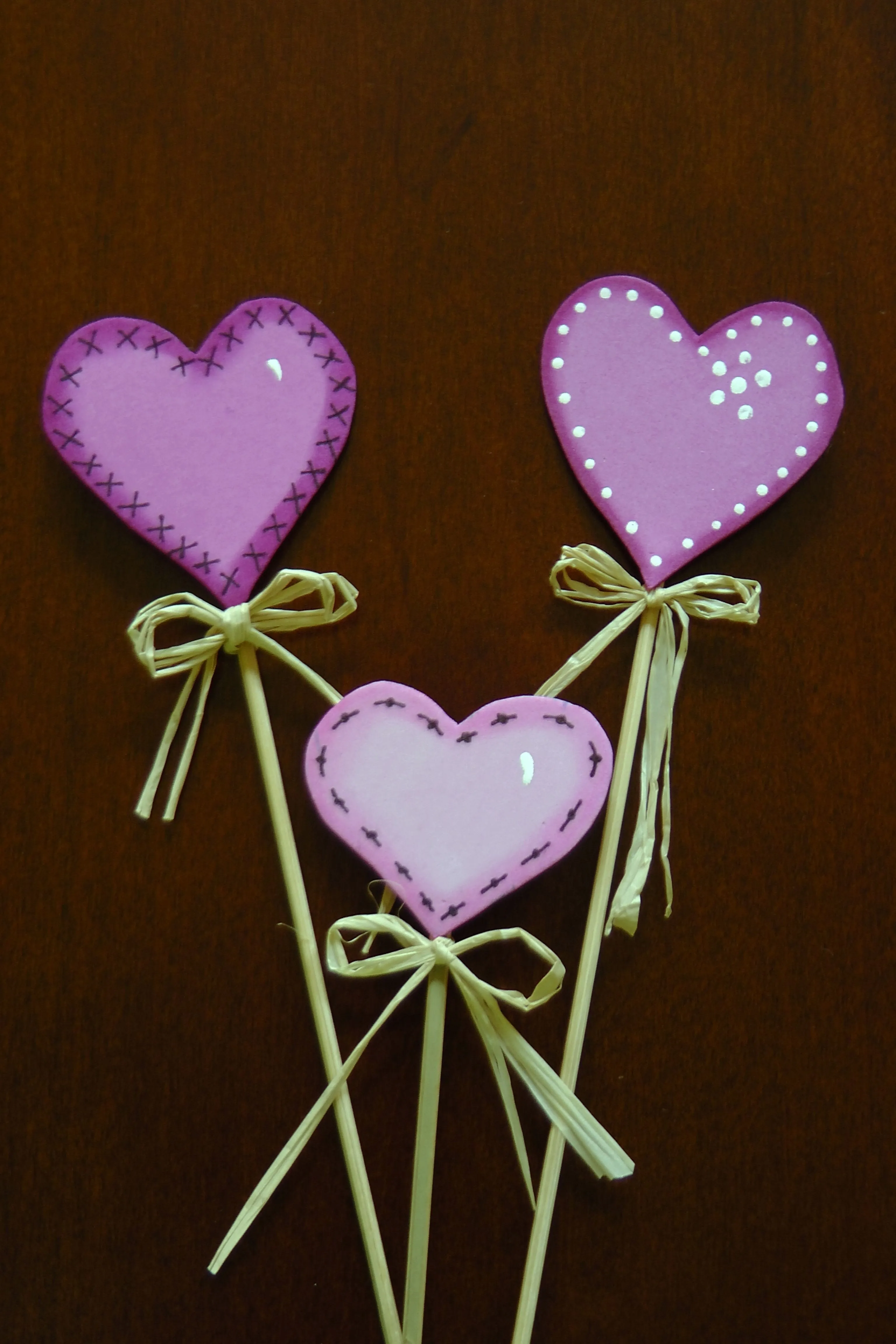 Corazones en foami o goma eva. www.facebook.com ...