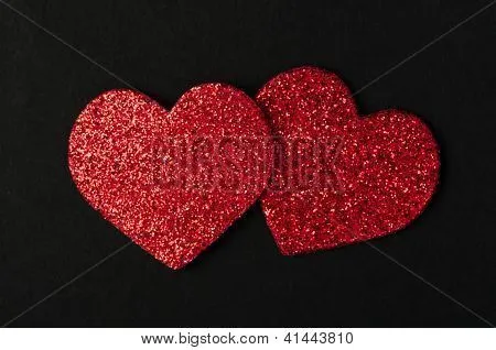 Corazones rojos brillantes sobre fondo negro Fotos stock e ...