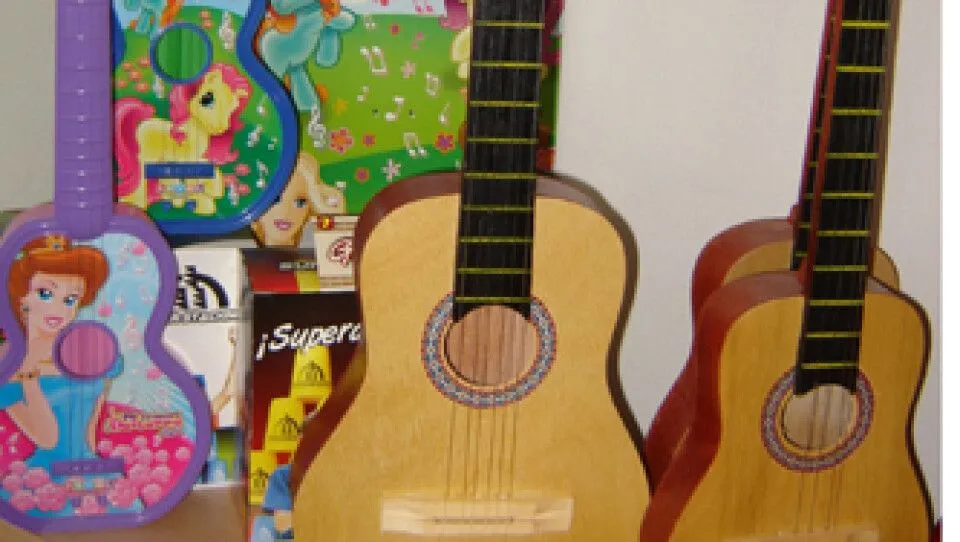 La cordobesa Arval fabrica más de 60.000 guitarras de juguete al año (y espera crecer un 20% en 2011) La cordobesa Arval fabrica más de 60.000 guitarras de juguete al año (y espera crecer un 20% en 2011)