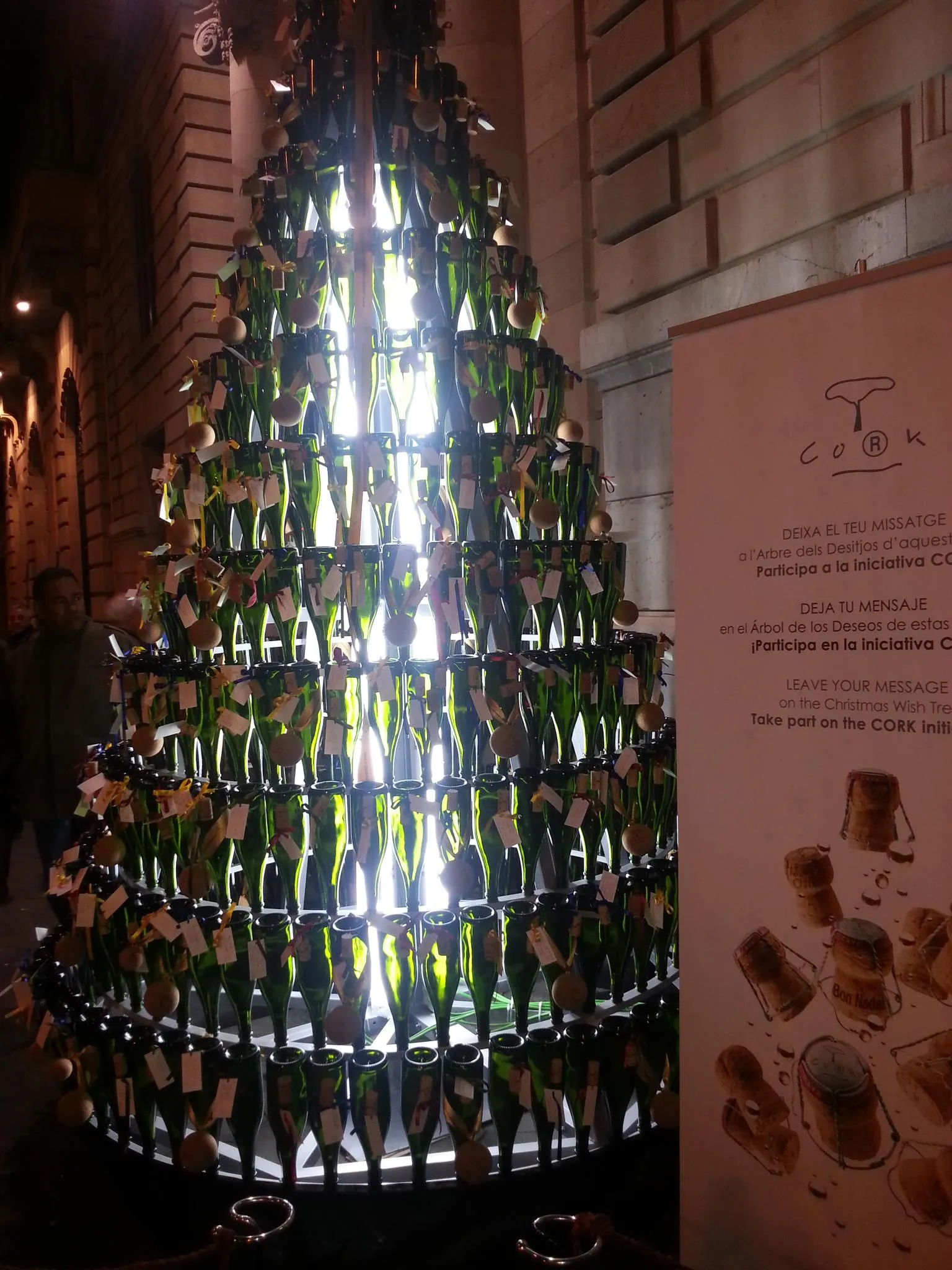 Cork El árbol Más Sostenible en Barcelona. Árbol de Navidad sostenible hecho de botellas de cava y con guarniciones de corcho.
