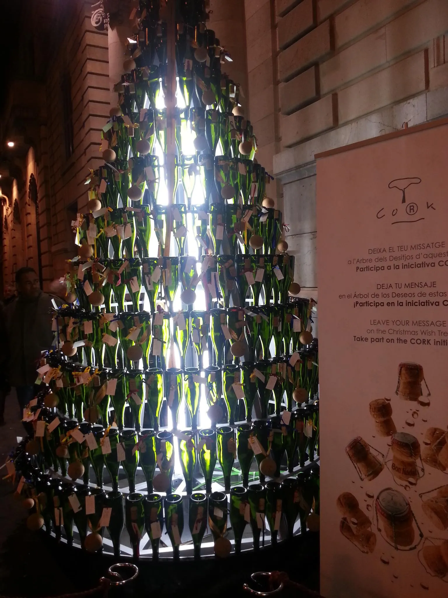Cork El árbol Más Sostenible en Barcelona. Árbol de Navidad sostenible hecho de botellas de cava y con guarniciones de corcho. Cork El árbol Más Sostenible en Barcelona. Árbol de Navidad sostenible hecho de botellas de cava y con guarniciones de corcho.