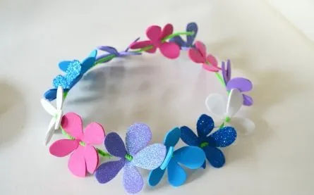 Corona de flores de foami | http://123manualidades.com/corona-de ... Corona de flores de foami | http://123manualidades.com/corona-de ...