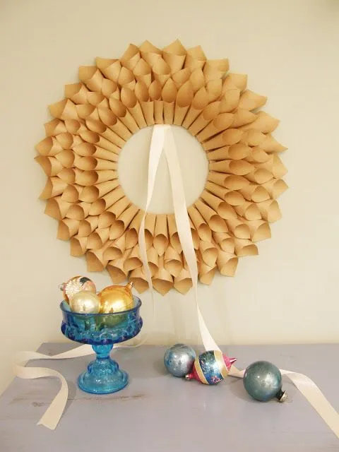 Corona navideña con papel y cartón - Guía de MANUALIDADES Corona navideña con papel y cartón - Guía de MANUALIDADES