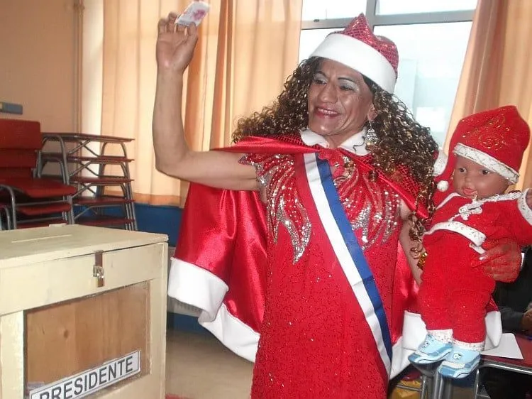 La corrupta“ llegó a votar vestida de viejita pascuera en Castro ... La corrupta“ llegó a votar vestida de viejita pascuera en Castro ...