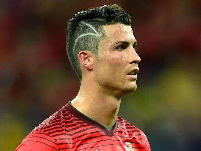 Cristiano Ronaldo rinde tributo a niño enfermo con corte de ... Cristiano Ronaldo rinde tributo a niño enfermo con corte de ...