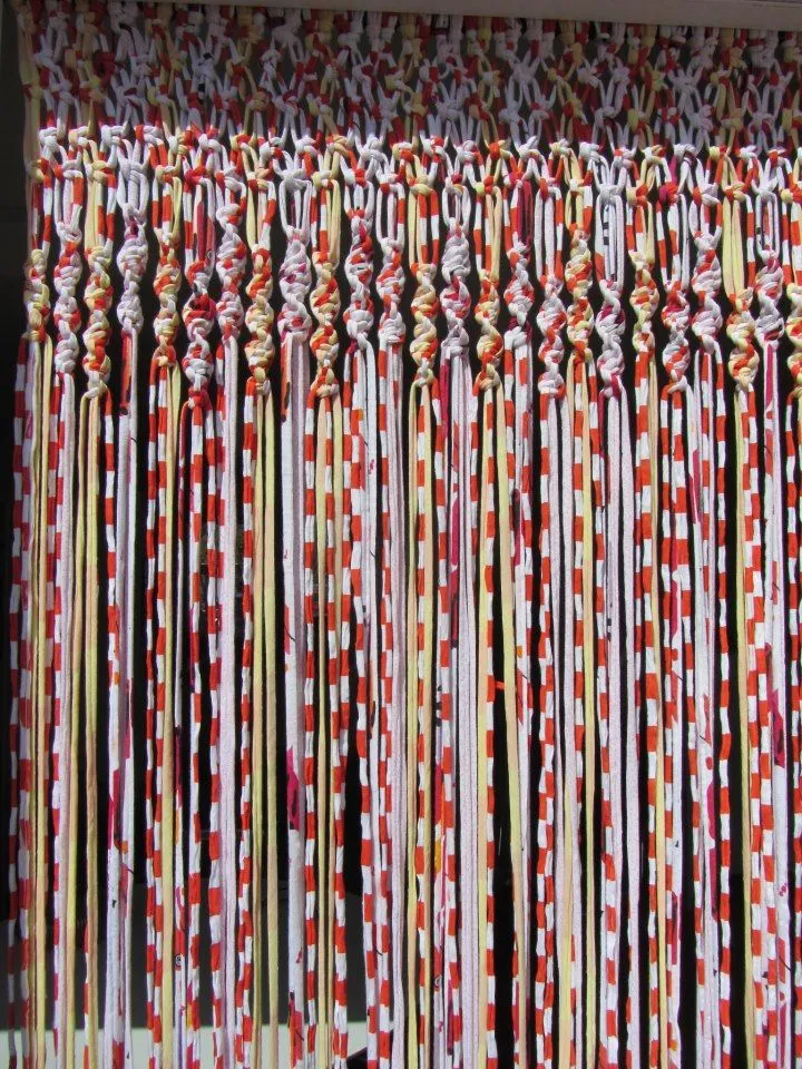 Cortinas de macramé con tiras de tela | El blog de trapillo. Cortinas de macramé con tiras de tela | El blog de trapillo.