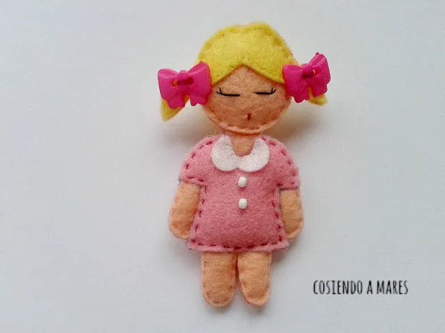 cosiendo a mares: Broche de fieltro: pequeña niña con coletas