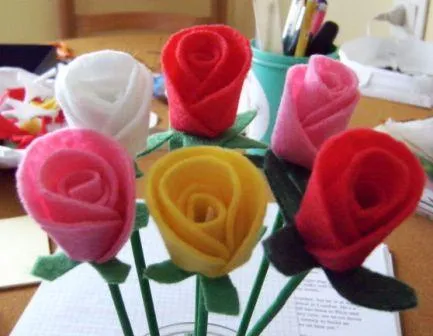 Cousas miñas: Tutorial: rosa de fieltro fácil Cousas miñas: Tutorial: rosa de fieltro fácil