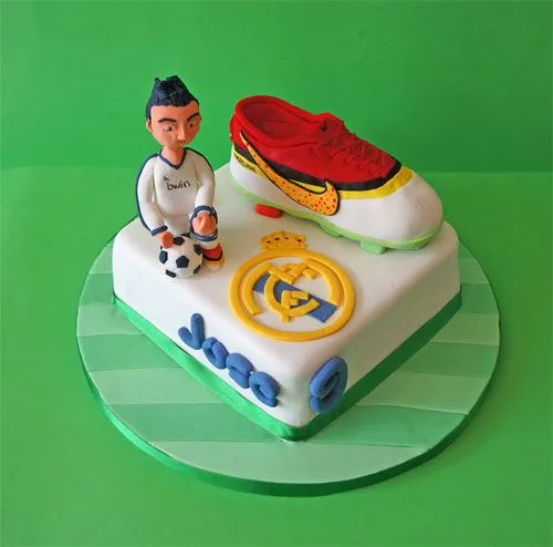 CR7, su bota, el Real Madrid y… ah! Si… un pastel, no ...