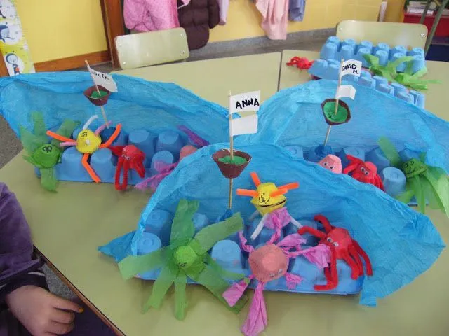 Representación de animales marinos realizados con papel de seda ... Representación de animales marinos realizados con papel de seda ...