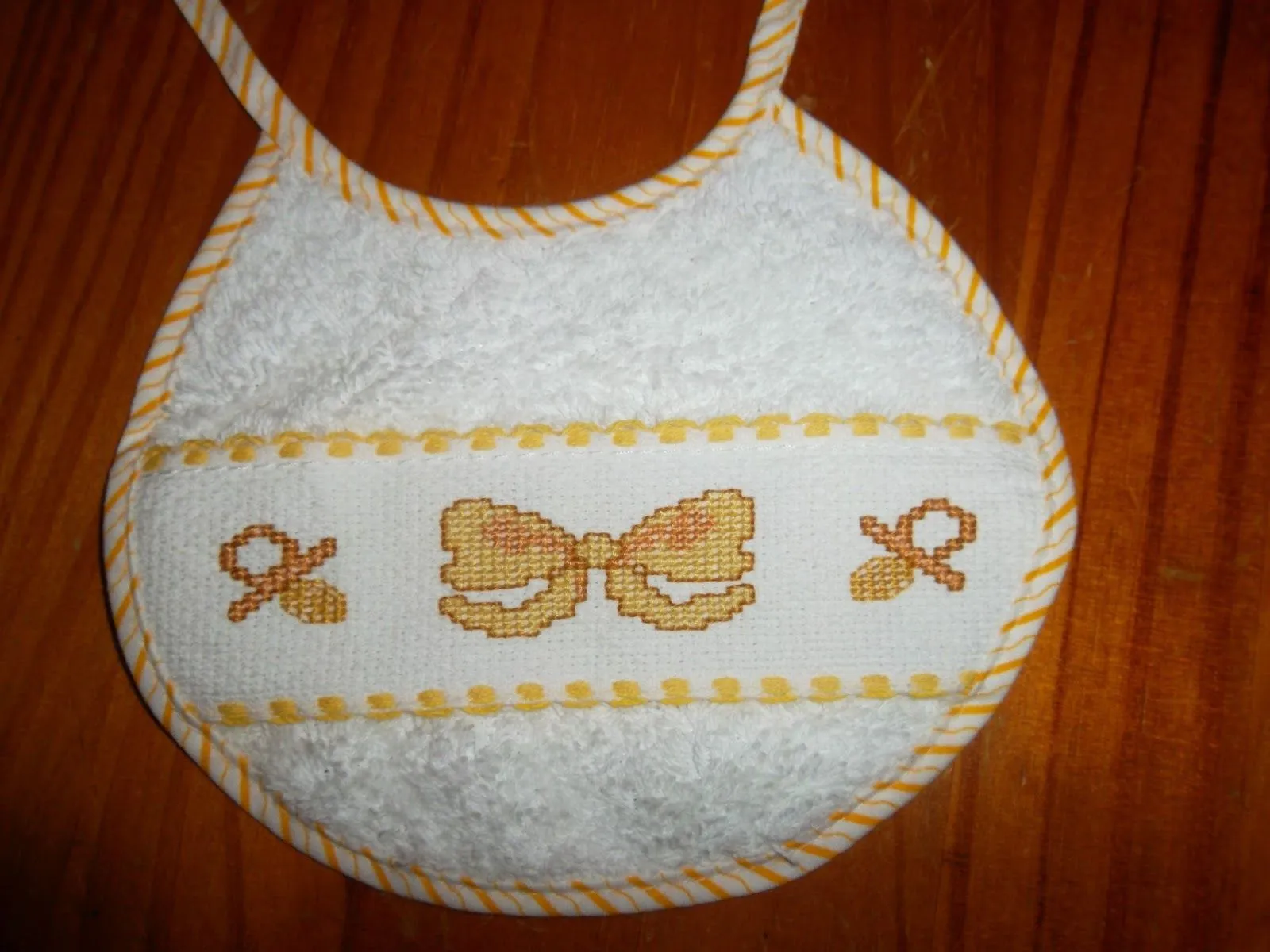 Mis Creaciones: Babero recién nacido Lazo y chupetes Mis Creaciones: Babero recién nacido Lazo y chupetes