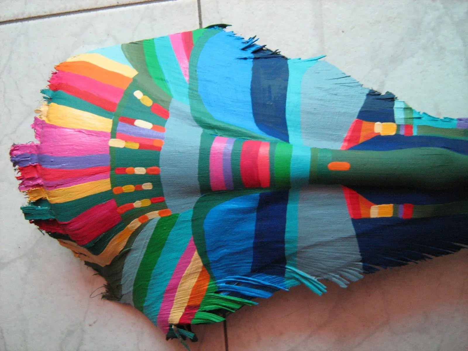 Creadoras: Máscara sobre hoja de Palmera pintada a mano con ... Creadoras: Máscara sobre hoja de Palmera pintada a mano con ...