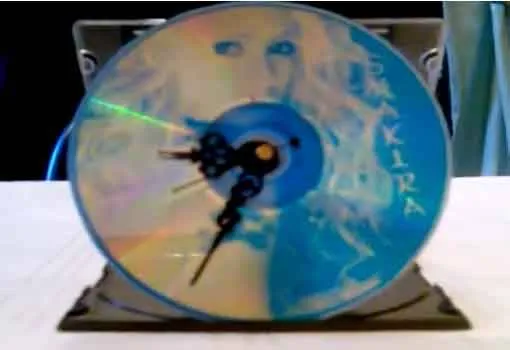 Crear un bonito reloj con un Cd :: Reciclar Cds rayados y viejos