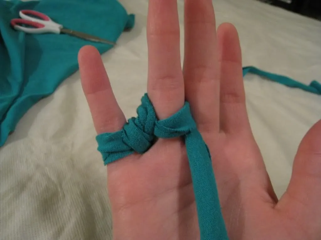 Creativa pulsera tejida con los dedos | El blog de trapillo.