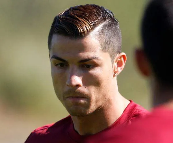 Cristiano Ronaldo y sus cortes de pelo | Moda fútbol 2015 ... Cristiano Ronaldo y sus cortes de pelo | Moda fútbol 2015 ...
