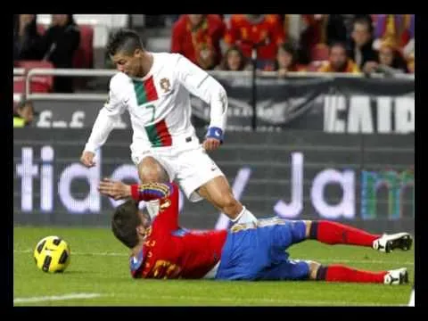 Cristiano Ronaldo humilla a Piqué - YouTube Cristiano Ronaldo humilla a Piqué - YouTube