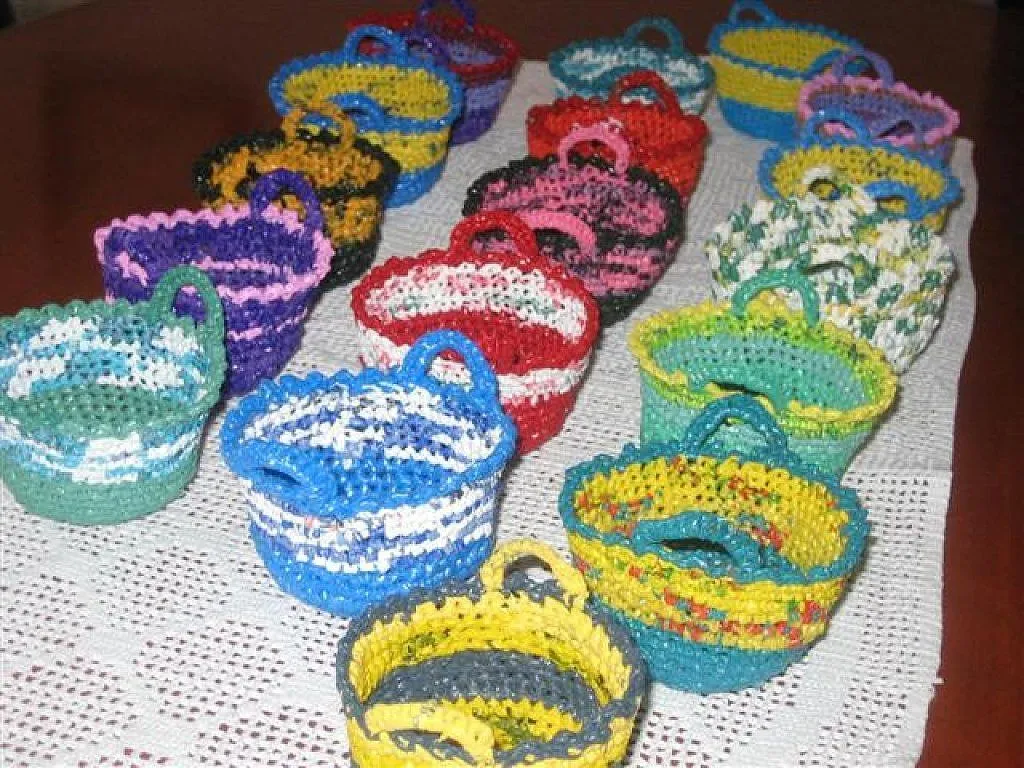 crochet con bolsas de plastico | Aprender manualidades es facilisimo.