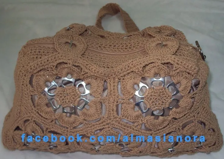 Crochet. Bolso con reciclado de anillas de latas y crochet ...