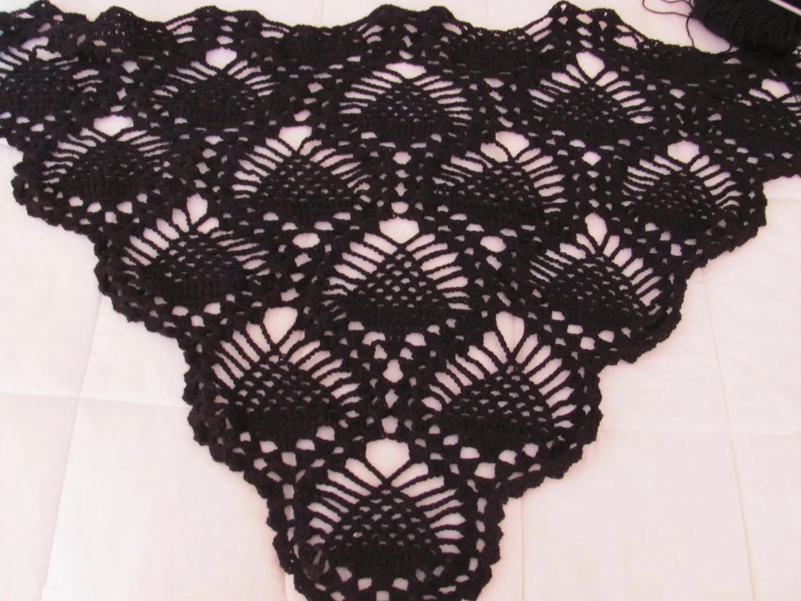 crochet-divertido1: chal negro en punto "PIÑA"...falta poco para ...