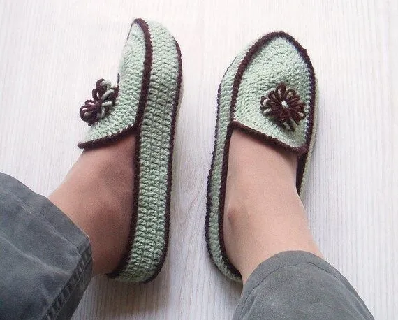 Crochet Green Brown House Slippers Crochet House por TaniaNeedleArt Crochet Green Brown House Slippers Crochet House por TaniaNeedleArt