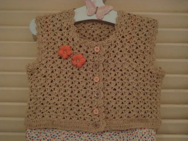 CROCHET": CHALECO CON FLORES DE BOTON