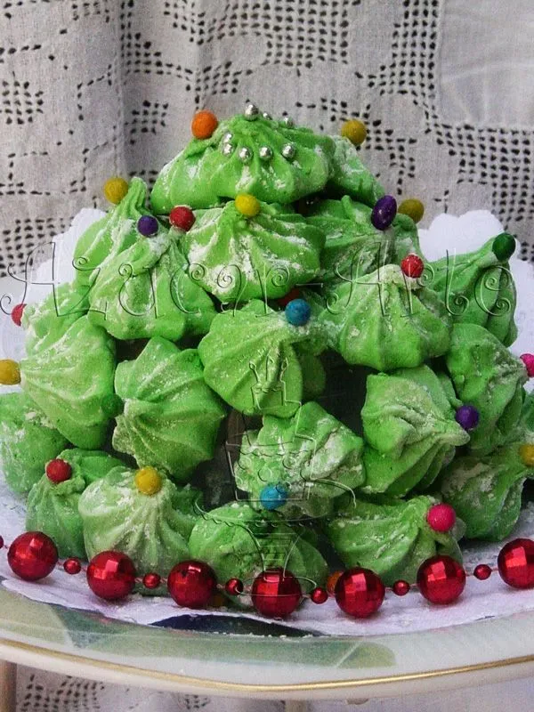 Croquembouche de Merengues - Arboles Navideños Comestibles. Croquembouche de Merengues - Arboles Navideños Comestibles.