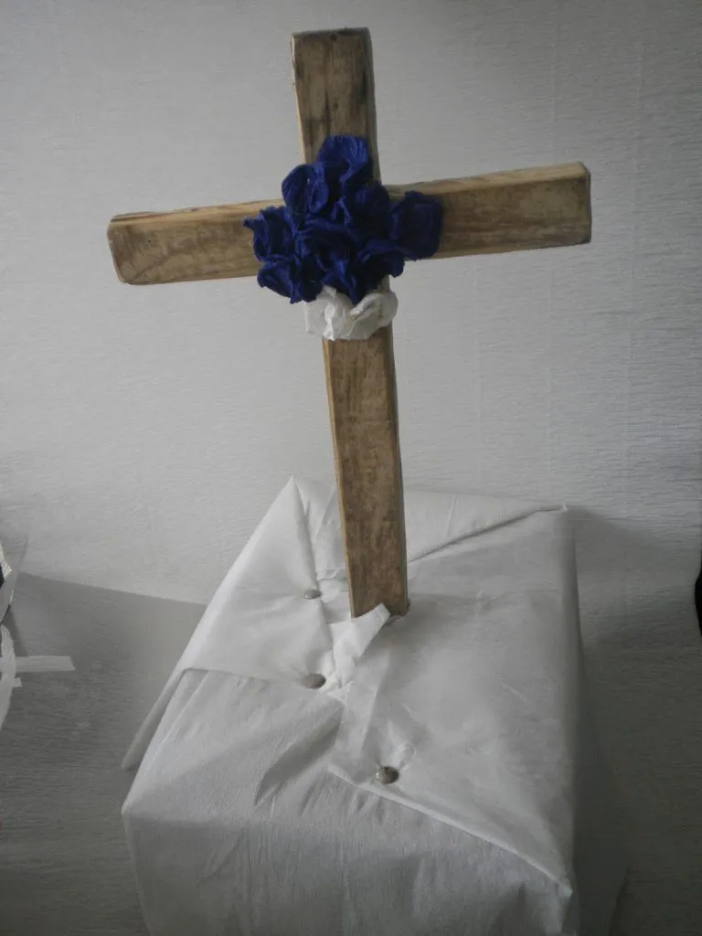 Cruz de Mayo decorada con flores de papel hechas a mano Cruz de Mayo decorada con flores de papel hechas a mano