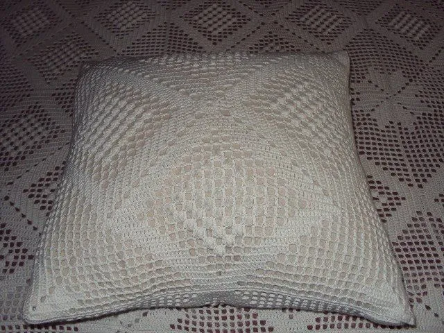 Cubrecama de hilo tejido a crochet - masqueforo. Cubrecama de hilo tejido a crochet - masqueforo.