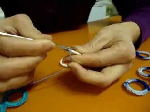 COMO CUBRIR AROS A CROCHET - YouTube