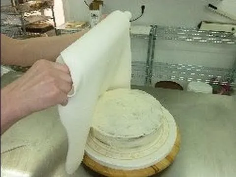 Cubrir una tarta con fondant. Forrar una torta con masa elástica ...