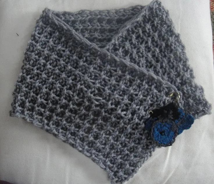 Cuello tejido con dos agujas (Punto Granizo) y con un prendedor en ... Cuello tejido con dos agujas (Punto Granizo) y con un prendedor en ...