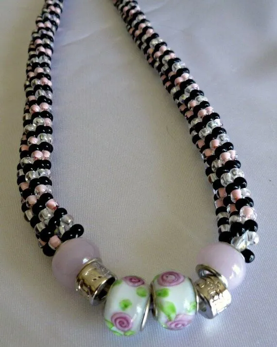 Cuentas Kumihimo rosa negro & plateado collar por TheBeckoningCat Cuentas Kumihimo rosa negro & plateado collar por TheBeckoningCat