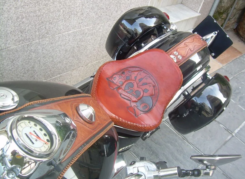 cueroplastia R.Paz: Asiento custom para mi moto. cueroplastia R.Paz: Asiento custom para mi moto.