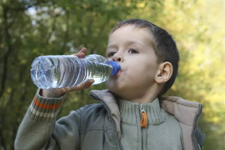 Cuidado: Estación en Curva: Agua vs infancia