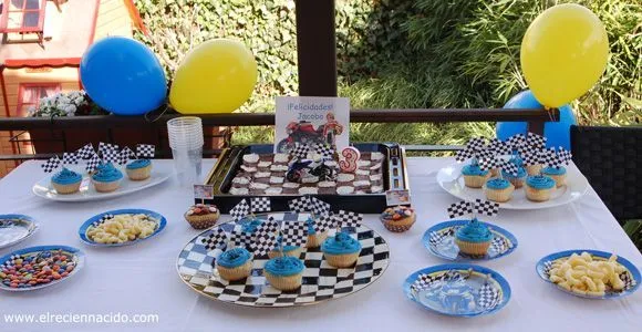 Cumple niño de 3 años. Fiesta infantil, globos, cupcakes, velas ...