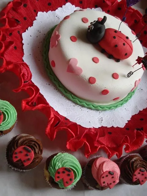Decoración de cumpleaños con vaquitas de san antonio - Imagui